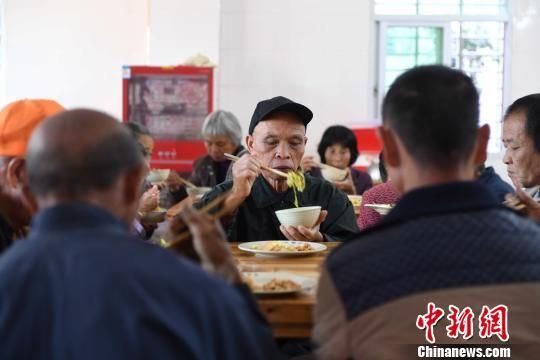虽然只有粥和素菜，但是每天午餐和晚餐都能免费吃，给困难群众和老人家解决了基本温饱问题。　王东明 摄