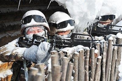 该团在严冬时节组织战术演练，锤炼官兵意志品质。谭长俊摄