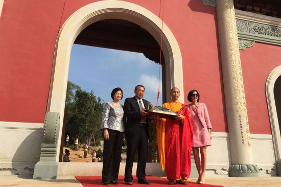陈祖昌、蒋丽莉伉俪出席泉州少林寺山门落成剪彩仪式。