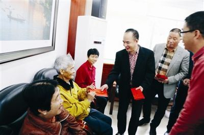 世青会执行会长王泉成为贫困归侨侨眷发放红包。