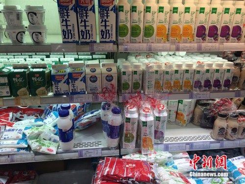 资料图：北京市一家超市销售的牛奶。中新网 邱宇 摄