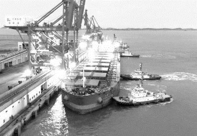 莆田市港口岸线资源丰富，港口吞吐量逐年递增。图为湄洲湾北岸东吴港区夜景。