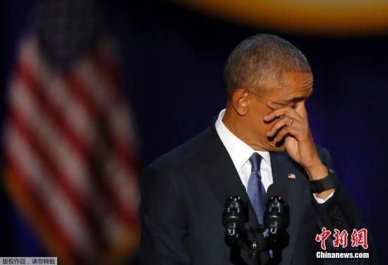 当地时间2017年1月10日，美国芝加哥，美国总统奥巴马发表告别演讲。据悉，奥巴马在他的第二故乡芝加哥麦克考米克广场的湖滨会议中心发表演说。会议中心座无虚席。图为奥巴马在现场擦拭眼泪。 