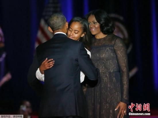 当地时间2017年1月10日，美国芝加哥，美国总统奥巴马发表告别演讲。图为奥巴马与家人相拥。