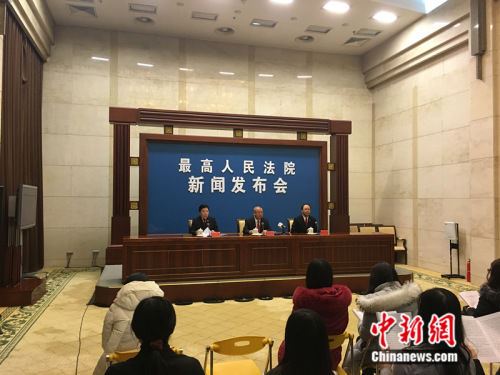 2017年1月11日上午，最高人民法院在北京举行新闻发布会，发布《最高人民法院关于审理商标授权确权行政案件若干问题的规定》相关内容并回答记者提问。 汤琪 摄