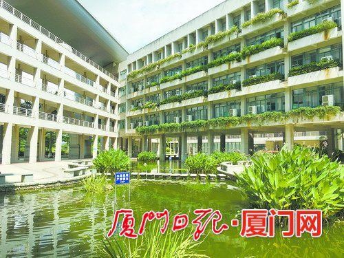 　华侨大学厦门校区建筑垂直绿化及具有湿地净化功能的小型水景观。