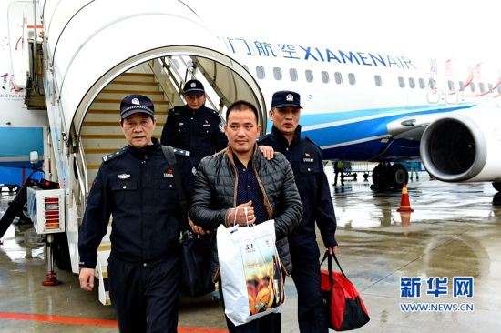 1月12日，押送回国的通缉外逃人员池晓坤抵达福州长乐机场。