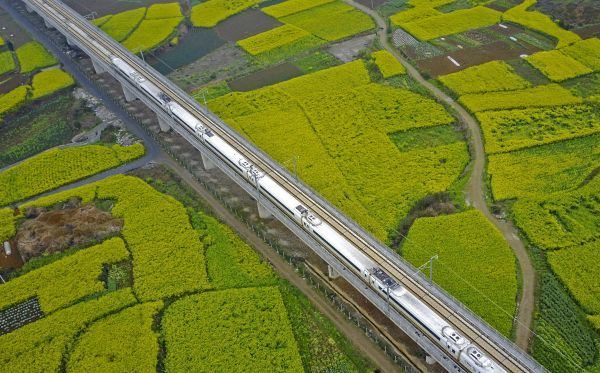 资料图片：一列动车组列车在沪昆高铁贵州安顺段行驶。 新华社发